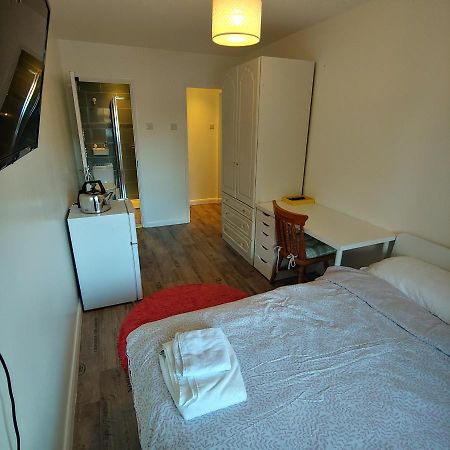 Ensuite Master Bedroom, Private Bathroom, Inside Family Home, Walking Distance To Harry Potter Watford  Extérieur photo
