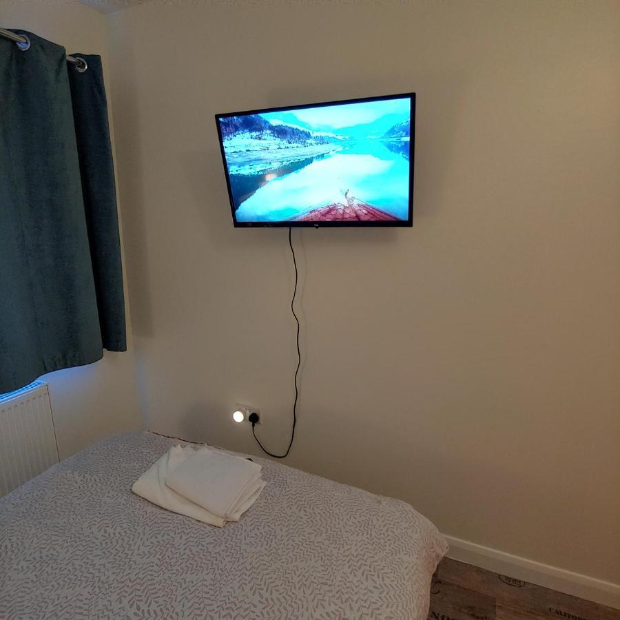 Ensuite Master Bedroom, Private Bathroom, Inside Family Home, Walking Distance To Harry Potter Watford  Extérieur photo
