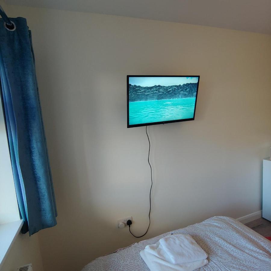 Ensuite Master Bedroom, Private Bathroom, Inside Family Home, Walking Distance To Harry Potter Watford  Extérieur photo
