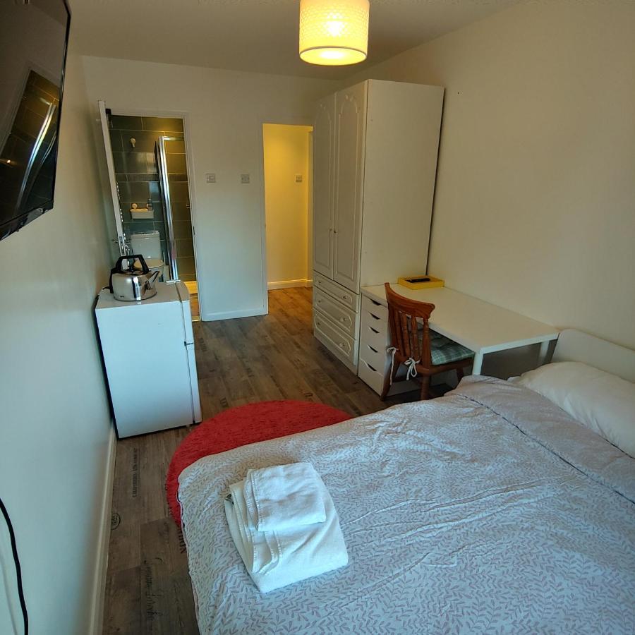 Ensuite Master Bedroom, Private Bathroom, Inside Family Home, Walking Distance To Harry Potter Watford  Extérieur photo