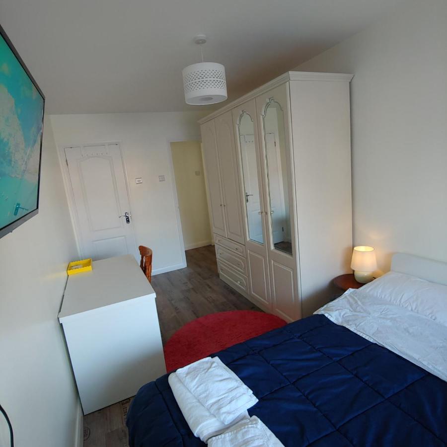 Ensuite Master Bedroom, Private Bathroom, Inside Family Home, Walking Distance To Harry Potter Watford  Extérieur photo