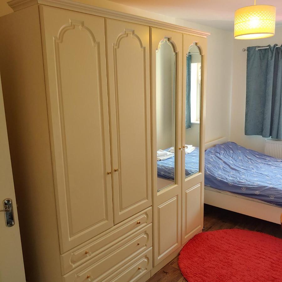 Ensuite Master Bedroom, Private Bathroom, Inside Family Home, Walking Distance To Harry Potter Watford  Extérieur photo