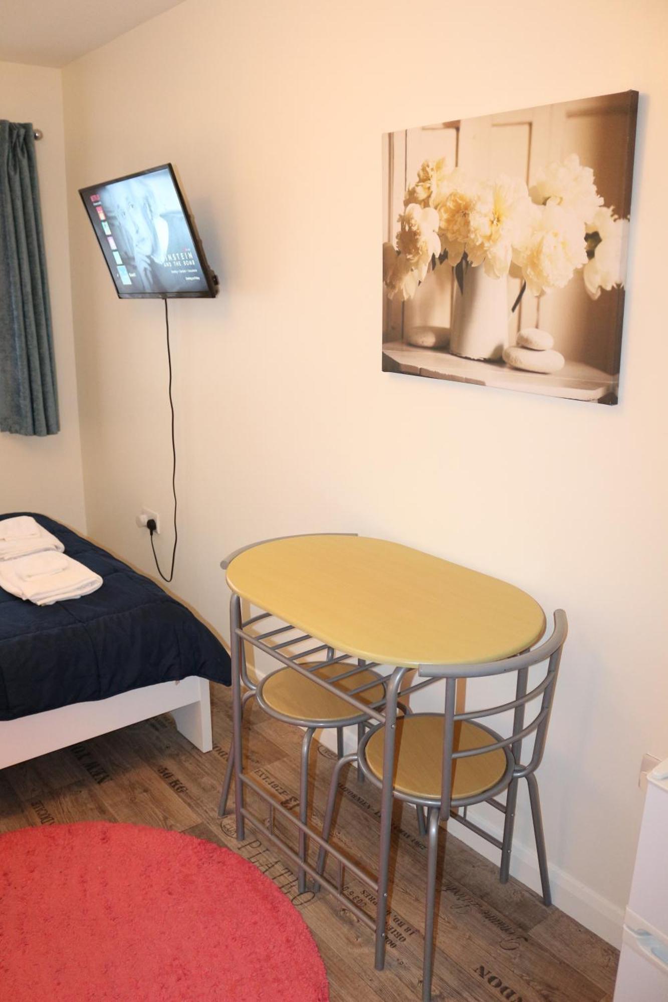 Ensuite Master Bedroom, Private Bathroom, Inside Family Home, Walking Distance To Harry Potter Watford  Extérieur photo