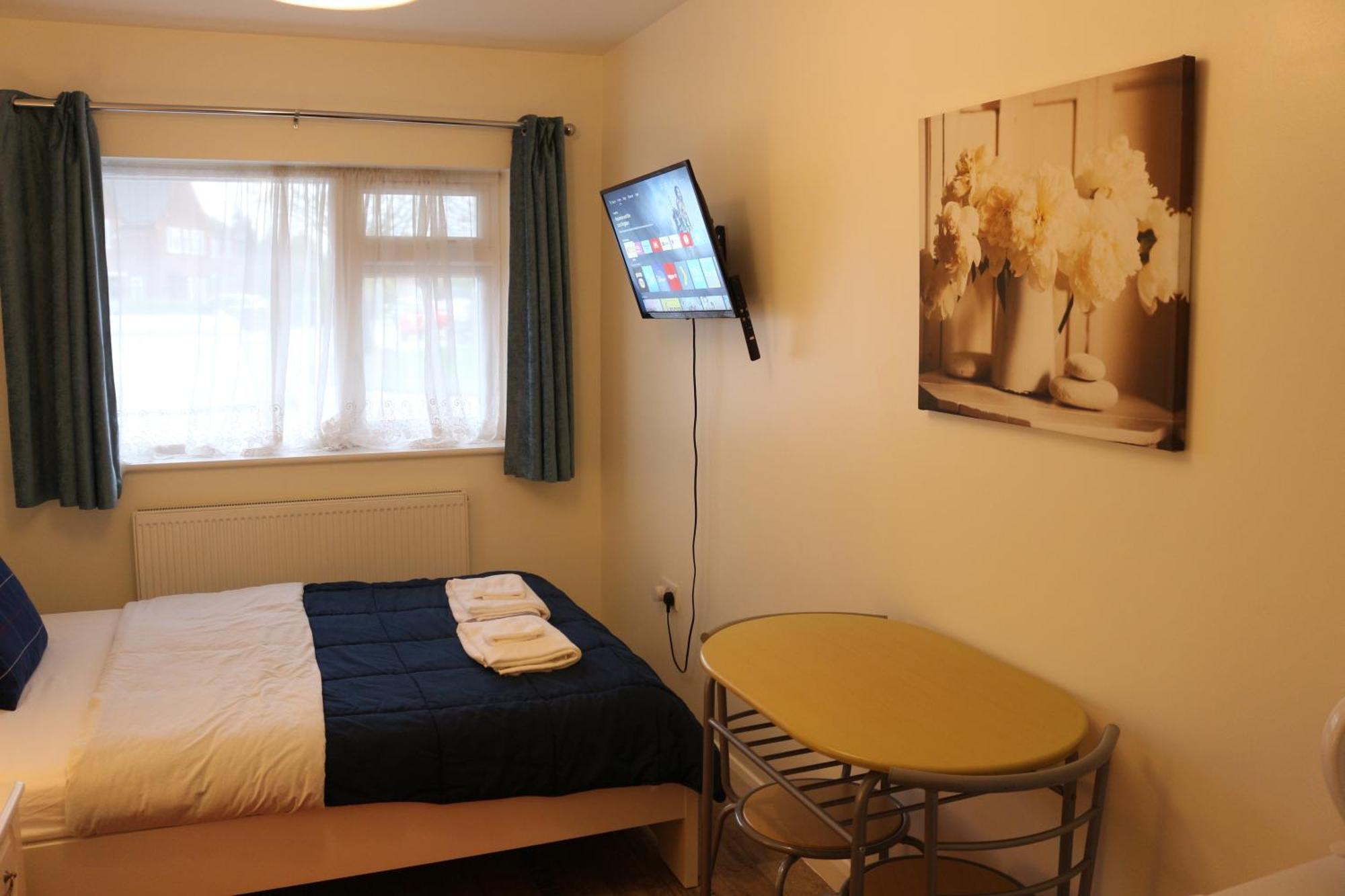 Ensuite Master Bedroom, Private Bathroom, Inside Family Home, Walking Distance To Harry Potter Watford  Extérieur photo