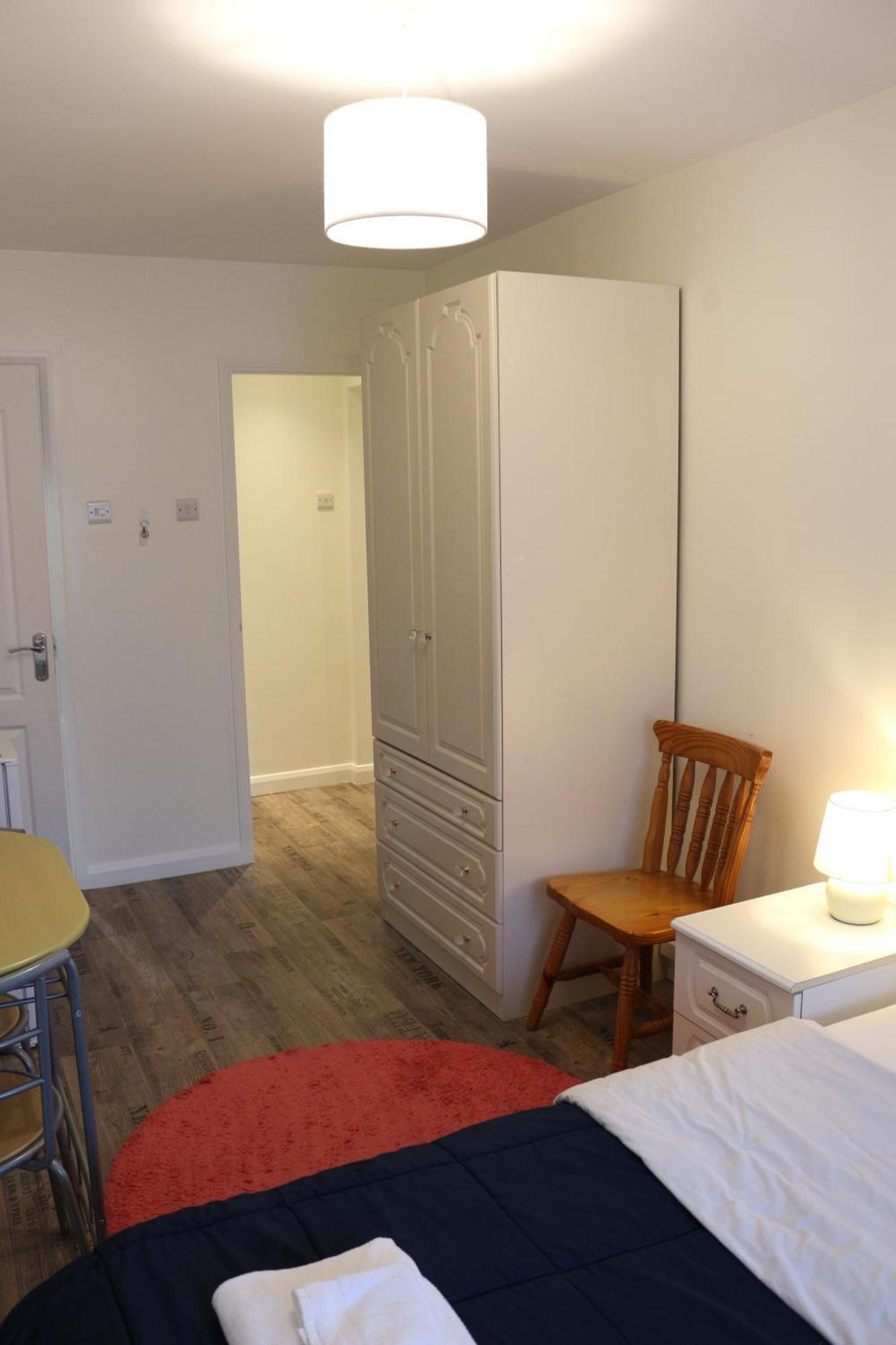 Ensuite Master Bedroom, Private Bathroom, Inside Family Home, Walking Distance To Harry Potter Watford  Extérieur photo