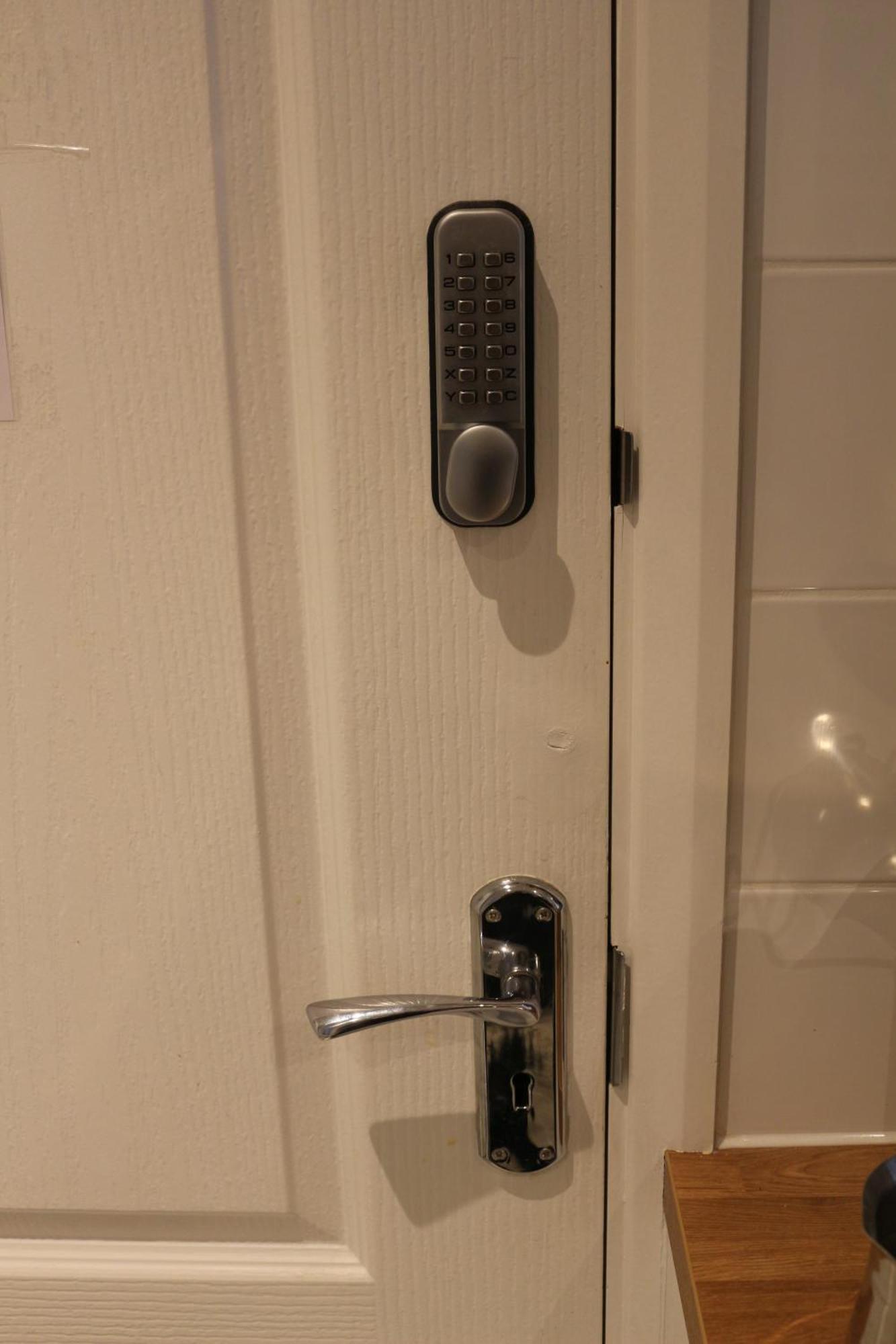 Ensuite Master Bedroom, Private Bathroom, Inside Family Home, Walking Distance To Harry Potter Watford  Extérieur photo